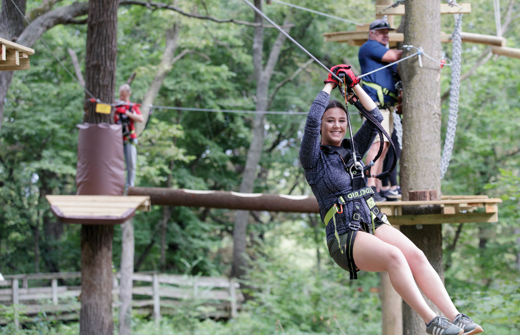 Woman riding a zip line at Fontenelle森林 Tree Rush.